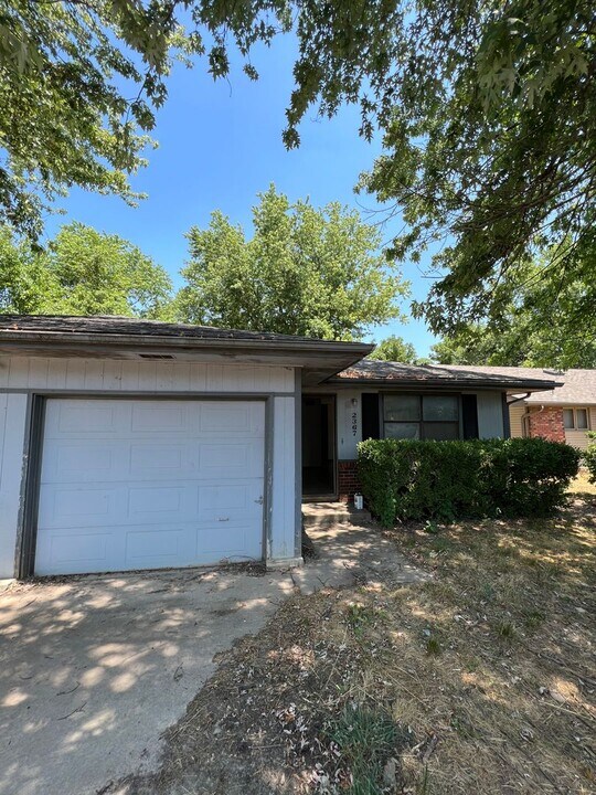 2367 W Farm Rd 164 in Springfield, MO - Building Photo