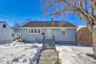 33 Harland Ave in Waterbury, CT - Building Photo