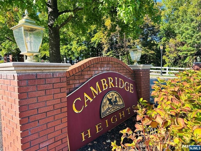 372 Cambridge Dr in Ramsey, NJ - Building Photo - Building Photo