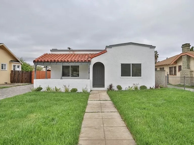 1939 W 75th St in Los Angeles, CA - Building Photo