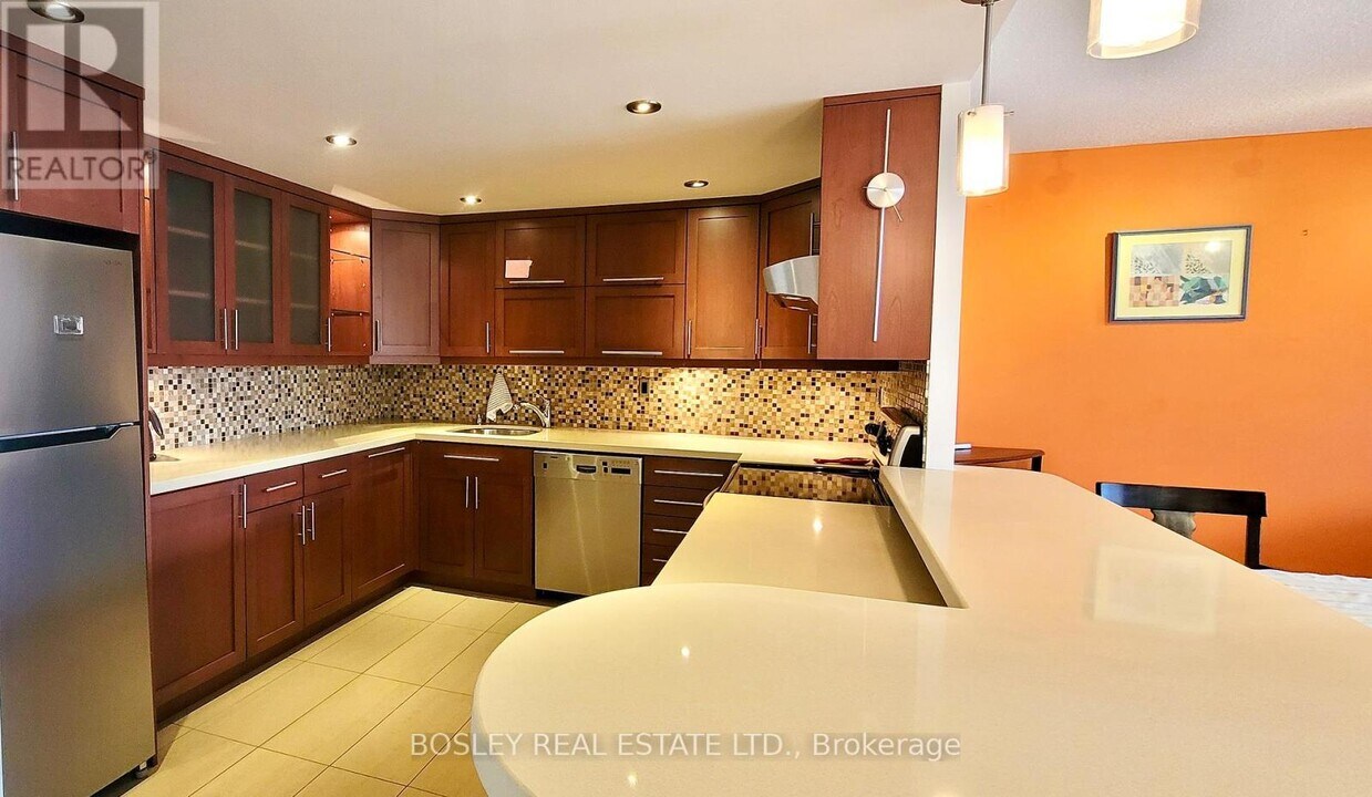 77 Carlton St. in Toronto, ON - Building Photo