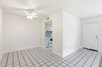 240 E Beck Ln in Phoenix, AZ - Building Photo - Building Photo