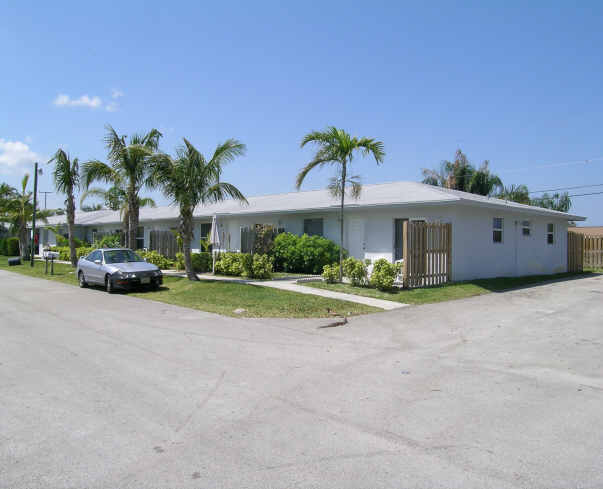 1919 Doffer Ln in North Palm Beach, FL - Building Photo - Building Photo