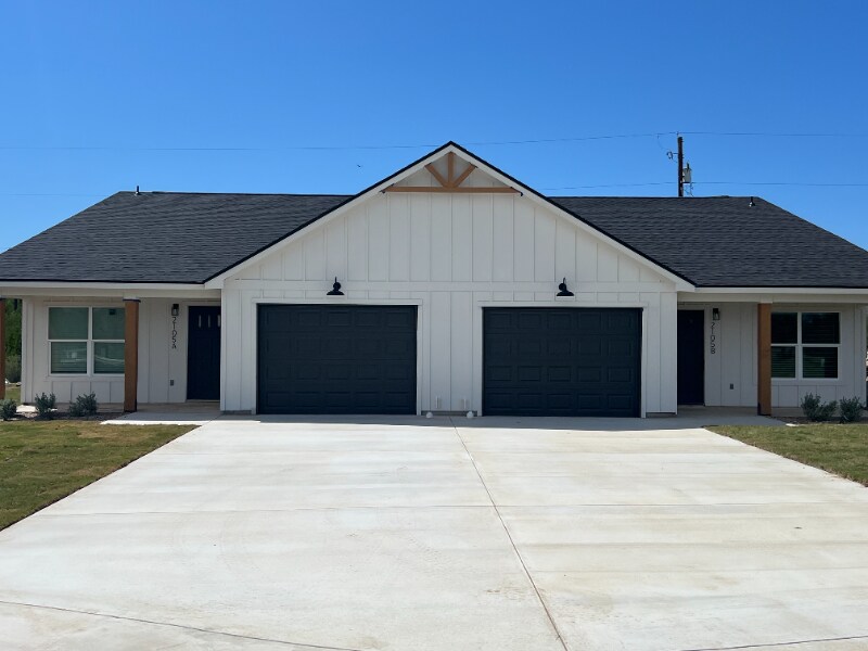 2105 Vista Encino in Three Rivers, TX - Building Photo