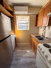 1043 NW 2nd St in Miami, FL - Building Photo - Building Photo