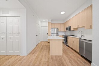 10170 SW 7th St, Unit 37-205 in Pembroke Pines, FL - Building Photo - Building Photo