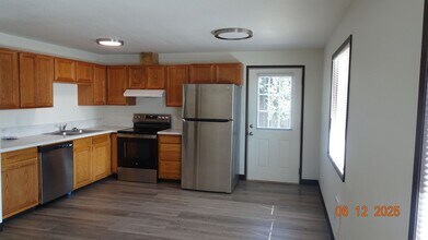2175 NE Lilac Ct in Hillsboro, OR - Building Photo - Building Photo