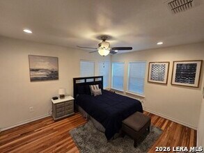 1338 W Elsmere Pl in San Antonio, TX - Foto de edificio - Building Photo