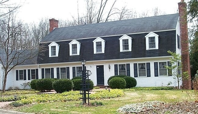 property at 2714 E Pine Ln