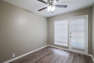 Westborough Arms Apartments and Townhomes in Wichita, KS - Building Photo - Interior Photo