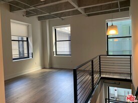 727 W 7th St in Los Angeles, CA - Building Photo