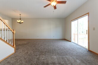 8033 Stratford Cir S in Shakopee, MN - Building Photo - Building Photo