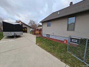 5709 N Gulley Rd in Dearborn Heights, MI - Building Photo - Building Photo