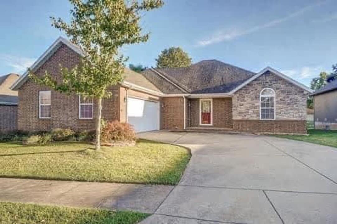 596 E Thorn Hill Dr in Nixa, MO - Building Photo