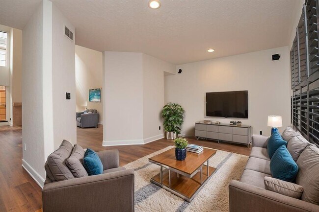 1425 Nantucket Dr in Houston, TX - Building Photo - Building Photo