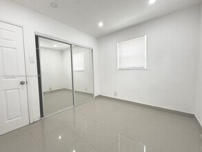 313 Phippen Waiters Rd-Unit -2 in Dania Beach, FL - Building Photo - Building Photo