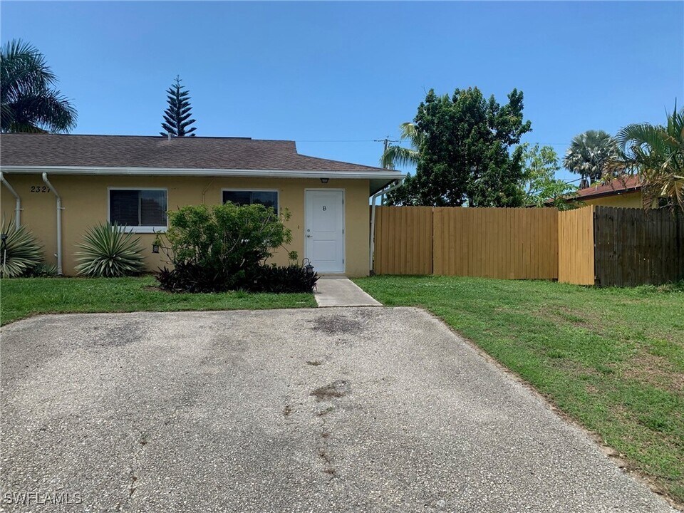 2327 Hunter Blvd in Naples, FL - Building Photo
