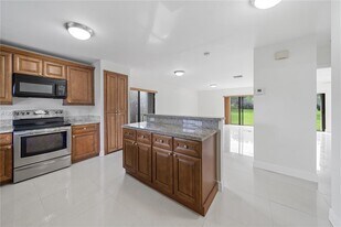 11000 SW 112th Ave in Miami, FL - Building Photo