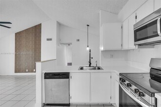 3065 N Oakland Forest Dr in Oakland Park, FL - Building Photo - Building Photo