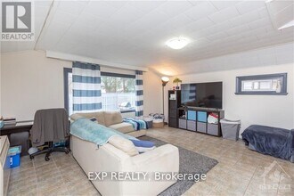 211 Harriet St in Arnprior, ON - Building Photo - Building Photo