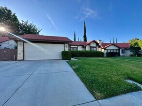 2815 College Park Dr W in Lancaster, CA - Building Photo - Building Photo