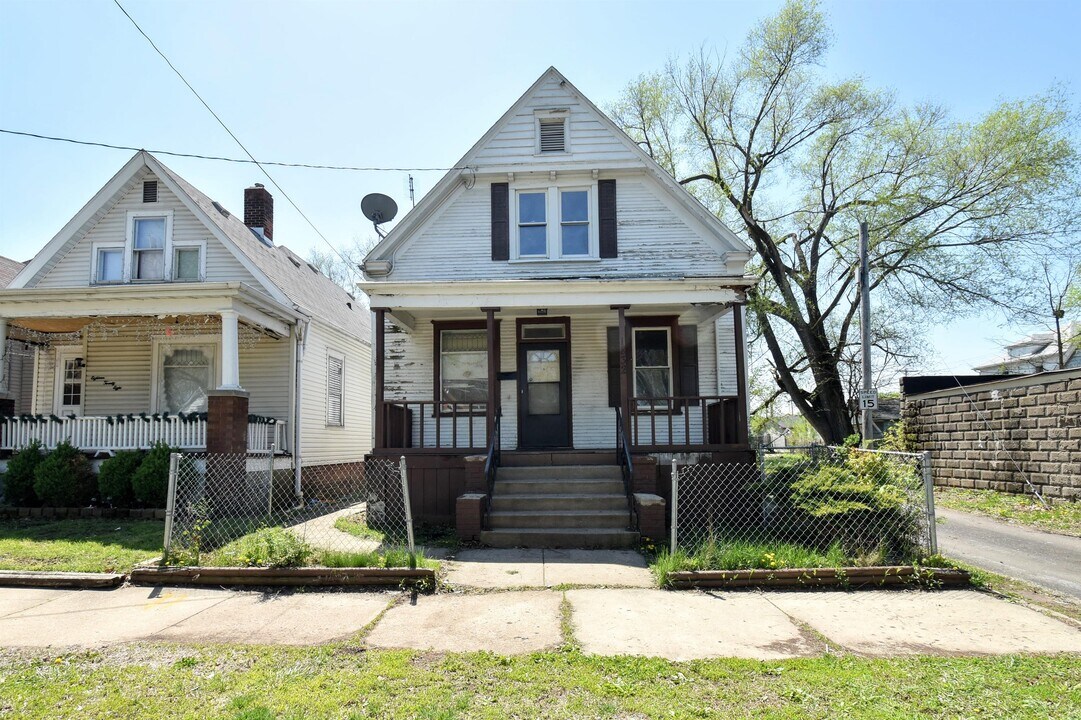 1832 W Butler St in Peoria, IL - Building Photo
