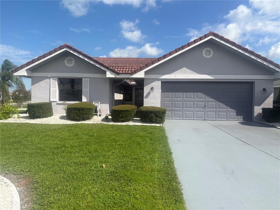 1831 Wolf Laurel Dr in Sun City Center, FL - Building Photo