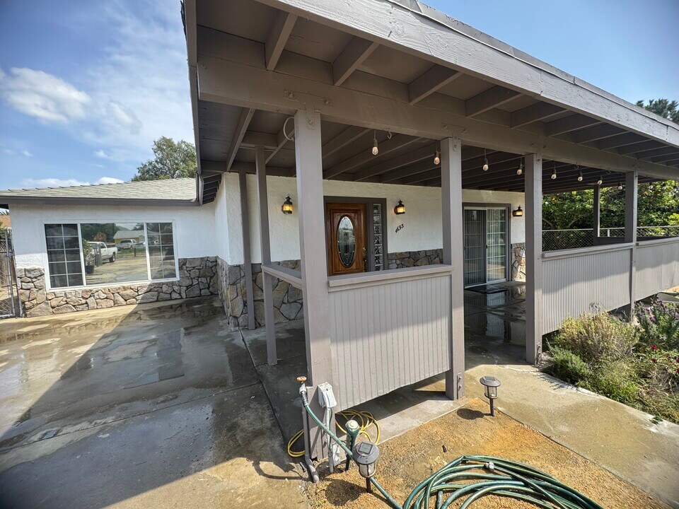4693 Center Ave in Norco, CA - Building Photo