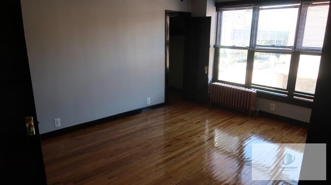 property at 846 W Montrose Ave