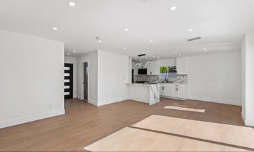 7827 Hesperia Ave in Los Angeles, CA - Building Photo - Building Photo