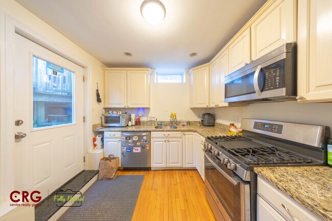 1020 Chestnut St, Unit Grdn in Newton, MA - Foto de edificio - Building Photo