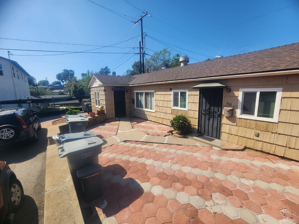 910 Park Hill Dr in Escondido, CA - Building Photo
