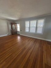 6227 Rockhill Rd in Kansas City, MO - Building Photo - Building Photo