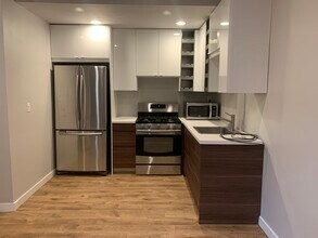 368 Pershing Dr, Unit 1 in Playa Del Rey, CA - Foto de edificio - Building Photo