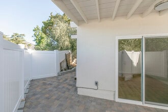 7209 Dos Rios Dr in Tujunga, CA - Foto de edificio - Building Photo