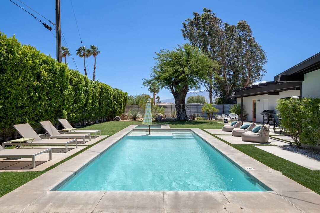 2204 W Acacia Rd in Palm Springs, CA - Building Photo
