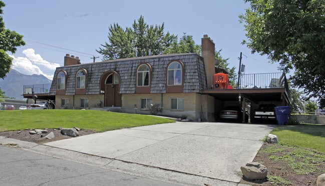 1284 E Hemingway Dr in Salt Lake City, UT - Foto de edificio - Building Photo