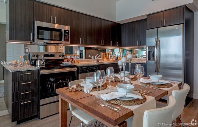 1268 NW 3rd St-Unit -1 in Miami, FL - Foto de edificio - Building Photo