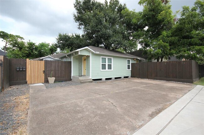 3019 Cleburne St photo'