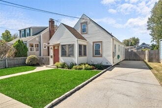 11 Wilson Ave in Amityville, NY - Foto de edificio - Building Photo