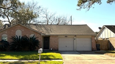 13631 Greenway Dr in Sugar Land, TX - Building Photo - Building Photo