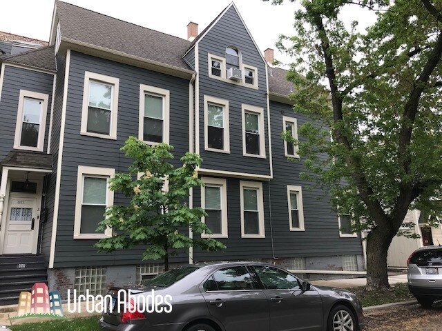 1111 W Roscoe St in Chicago, IL - Building Photo