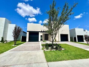 2925 Fisher's Hill Loop in Laredo, TX - Building Photo - Building Photo