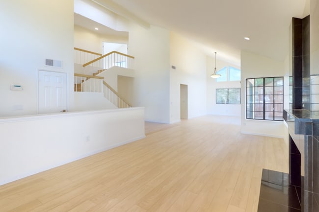 5813 Serrania Ave in Los Angeles, CA - Building Photo - Building Photo