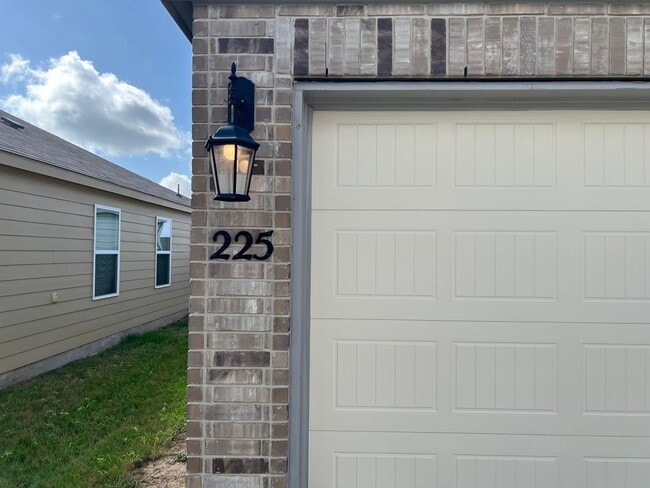 225 Mossberg Wy in New Braunfels, TX - Building Photo - Building Photo