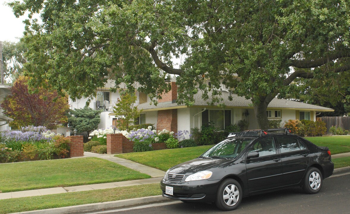 869 Castlewood Dr in Los Gatos, CA - Building Photo