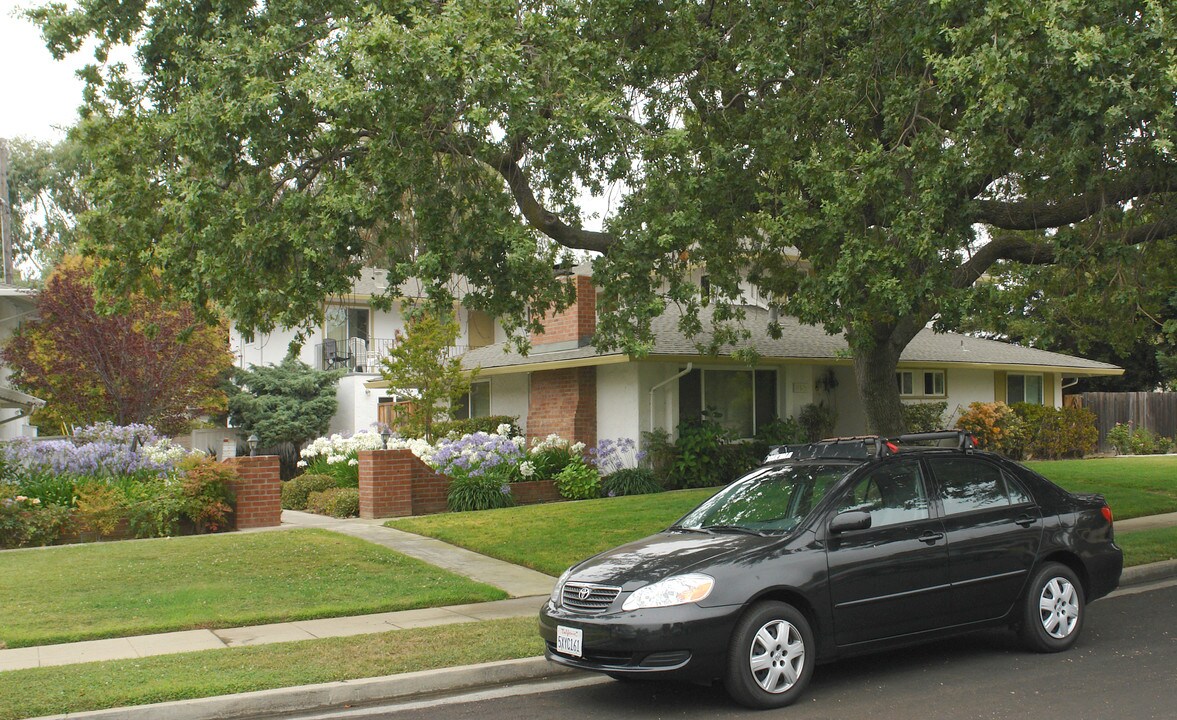 869 Castlewood Dr in Los Gatos, CA - Foto de edificio