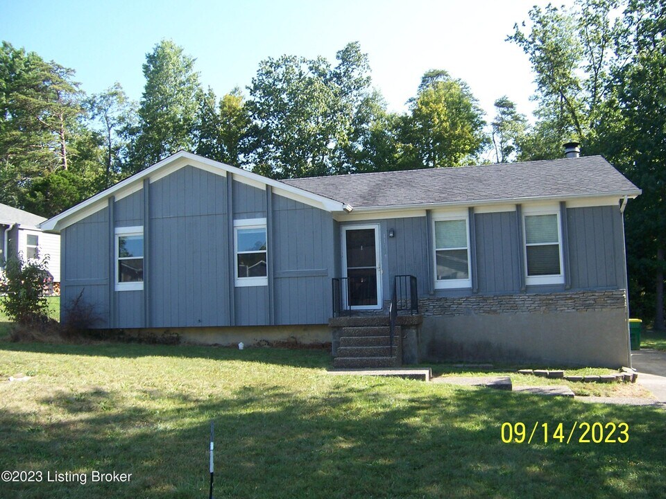 11007 Walbridge Ct in Louisville, KY - Building Photo