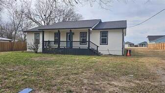 309 N Main in Trenton, TX - Building Photo