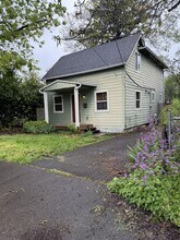 6102 SW 85th Ave in Portland, OR - Building Photo - Building Photo